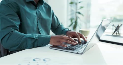 Planejamento, mãos e uma pessoa digitando em um laptop para comunicação, e-mail ou contato