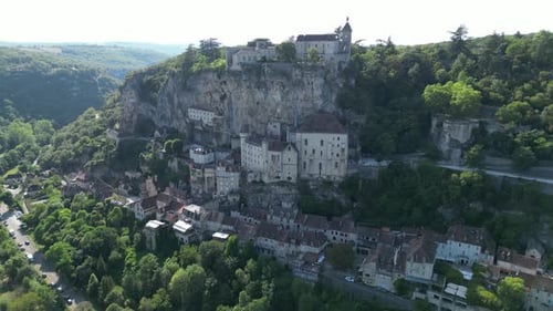 Drone, vue aérienne, dans la campagne française, petite vieille ville médiévale sur une falaise de pierre avec un château et