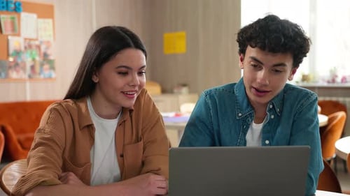 Zwei Freunde Klassenkameraden Partner Projekt Bildung Schule Universität Kaukasischer Mann Frau Mädchen Kerl Junge