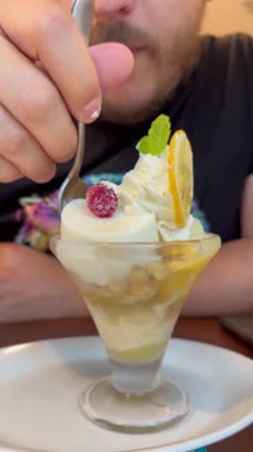 Tourist isst Zitronenparfait, ein ikonisches Dessert der japanischen Küche