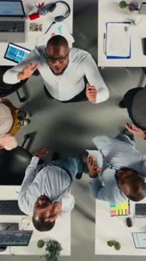 Vidéo verticale (vue de haut en bas) Zoom arrière des employés de l'entreprise joignant les mains et les encourageant