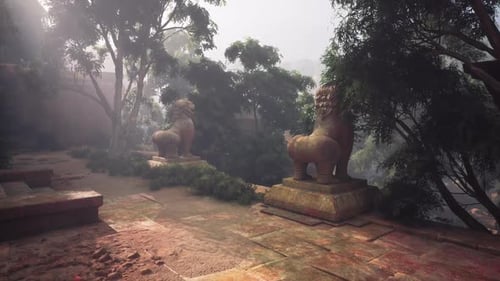 Les ruines d'un ancien temple enveloppées de brume dans le paysage luxuriant de la jungle du Myanmar