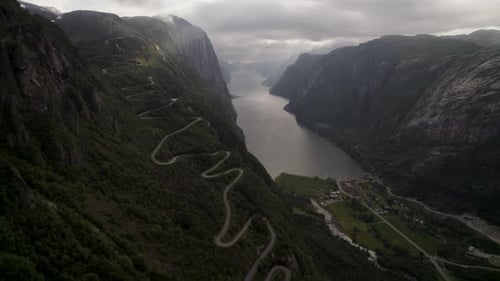 Vista aérea de Lysebotn e estrada sinuosa, Noruega.