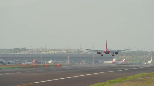 Kommerziell Verkehrsflugzeug landet auf der Landebahn