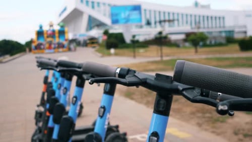Trottinette électrique dans une rue en gros plan