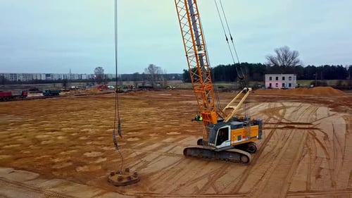 Compactación dinámica del suelo con grúa móvil y apisonamiento. Órbita aérea