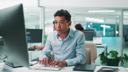 Escritura, codificación y uso del ordenador para la investigación, el proyecto y la actualización de la ciberseguridad en la oficina