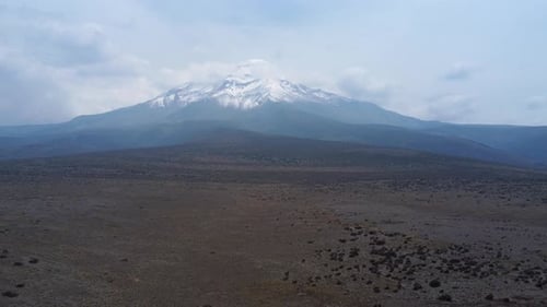 Drone descendant au-dessus des hautes terres herbeuses, du volcan Chimborazo