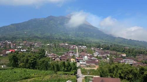 Luftaufnahme eines malerischen Dorfes an den Hängen des aktiven Merapi-Vulkans in Indonesien