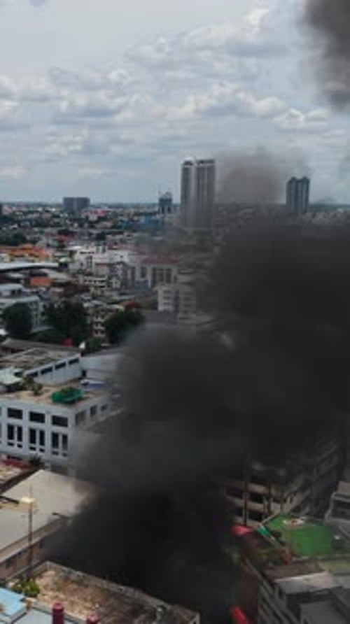 El humo negro sale de un edificio en llamas en Bangkok, Tailandia, el 8 de mayo de 2025 y causa destrucción