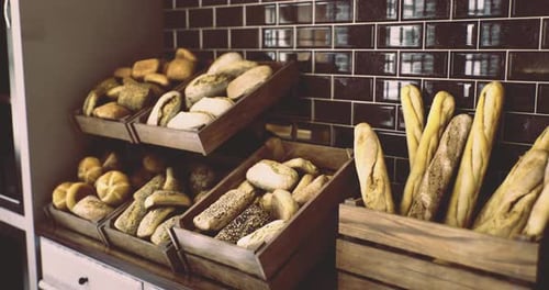 Frisch gebackenes Brot, ausgestellt in Holzkörben in einer Bäckerei