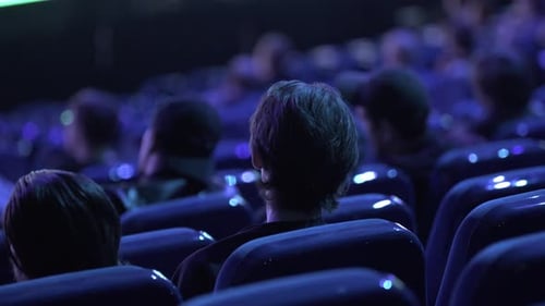 Pessoas ouvindo palestrantes e discutindo informações em Large Halle
