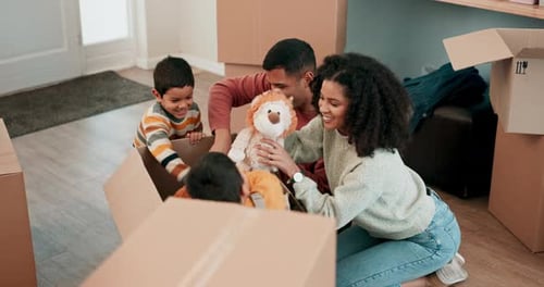 Mudança, brinquedos e família com caixas de papelão em sua nova casa, se unindo e brincando juntos