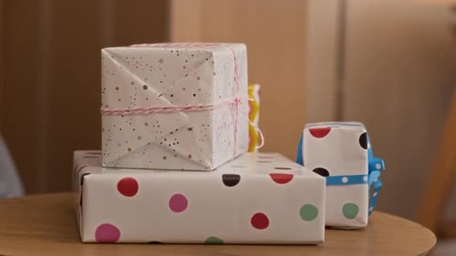 Cadeaux posés sur une table en bois