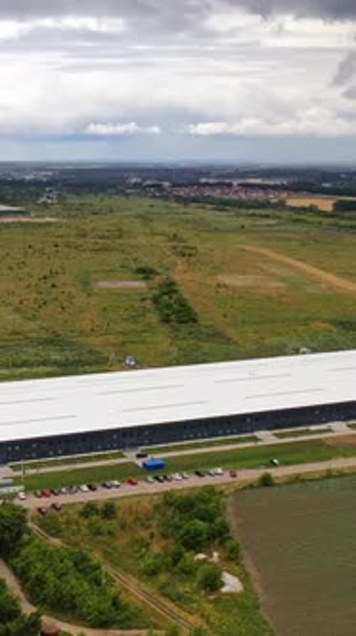 Vista panorámica aérea de una planta innovadora en la naturaleza. Edificio industrial moderno en el campo