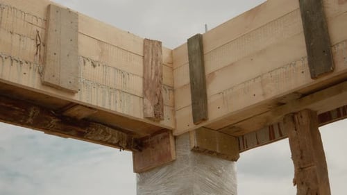 Processus de séchage du béton dans un coffrage en bois pendant la construction de la maison