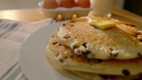 Sirup wird auf einen Stapel Pfannkuchen gegossen
