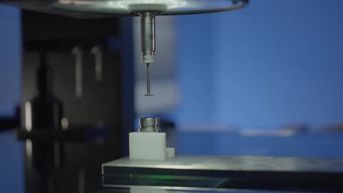 Inspection optique de précision d'un composant métallique CNC à l'aide d'un système de mesure SmartScope