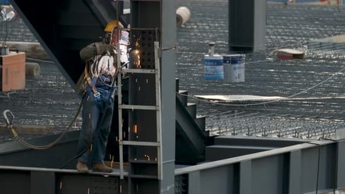 Schweißer arbeitet unter dem Treppenhaus