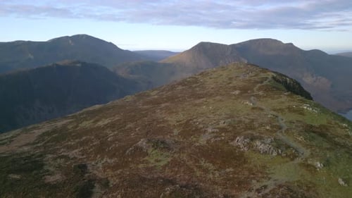 Paysage montagneux d'automne à l'aube avec survol rapide vers le sommet de Fleetwith Pike, Angleterre