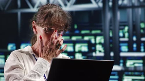 Mitarbeiter, der regelmäßige Server-Upgrades durchführt