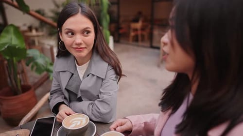 Freundinnen genießen Kaffee und Unterhaltung im Café