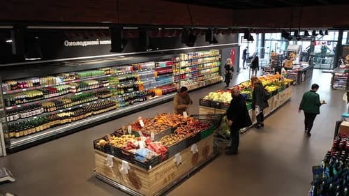 Grande supermercado moderno com muitos produtos e muitas pessoas