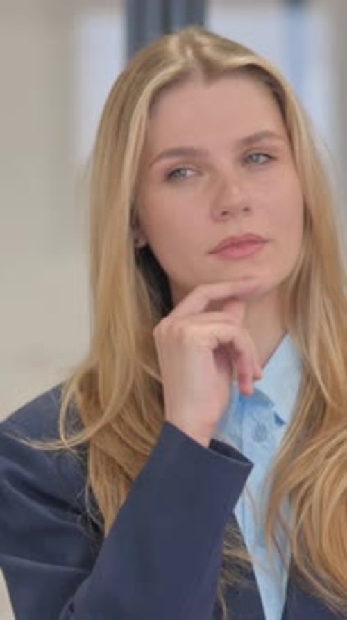 Porträt einer jungen Geschäftsfrau beim Brainstorming über eine neue Idee, vertikales Video