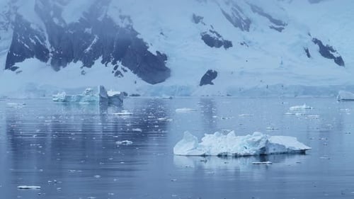 Riesige antarktische Eisbergtürme über dem gefrorenen dunklen Südpolarmeer