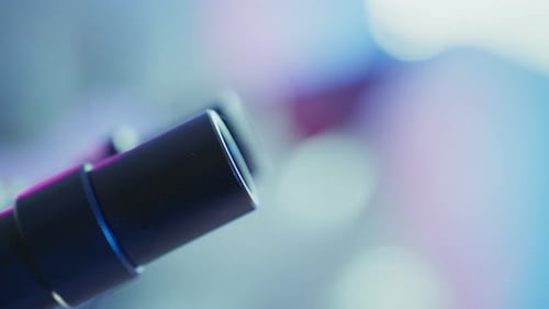 Mikroskop-Okulare aus nächster Nähe Wissenschaftliche Forschung im Gange