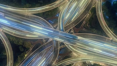 Les navettes à faisceau lumineux sur le viaduc, ville de transport technologique du futur