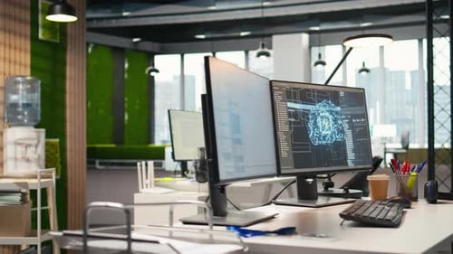 PC im leeren IT-Startup-Büro mit Code für künstliche Intelligenz