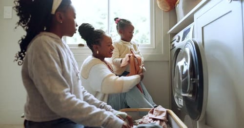Wäscherei, Waschmaschine und eine Frau zu Hause mit ihren Kindern zum Frühjahrsputz
