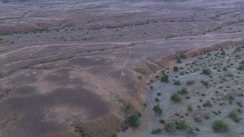 Vue aérienne s'approchant lentement d'un artefact en taille-douce à Blythe, en Arizona, dans le désert de Sonora