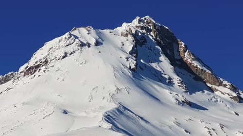 Drone panoramique de taille moyenne sur le mont Hood et son cratère de fumerolles fumerolles recouvert de glaciers et de lourds
