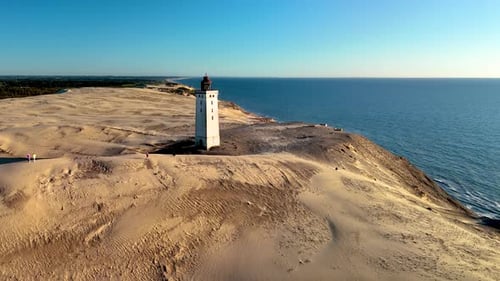 Explorez le pittoresque phare de Rubjerg Knude Fyr dans le Jutland, au Danemark, au coucher du soleil