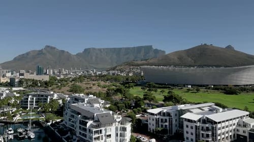 Luftaufnahme von Kapstadt mit Tafelberg und Stadion