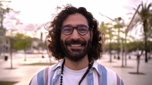 Retrato amigável de um belo homem italiano olhando para a câmera sorrindo