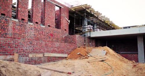 Construcción, infraestructura y edificio vacío en el sitio, pared de ladrillo y hormigón para ingeniería