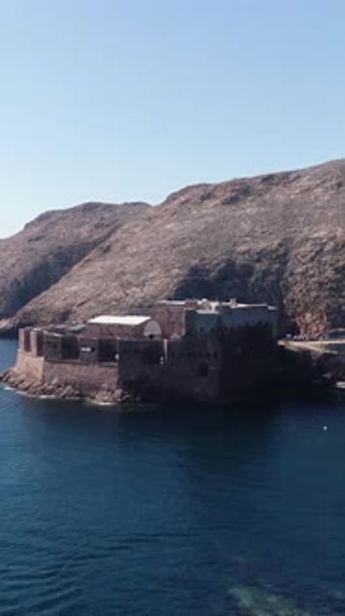 Vidéo verticale de l'île de Berlengas au Portugal
