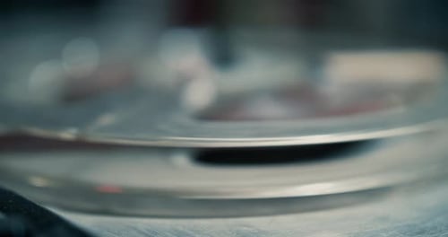 Cassette vintage jouant dans un environnement sombre