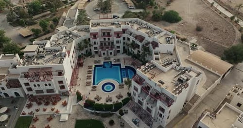 Drohnenaufnahme von Hotelgebäuden mit Swimmingpool in Sifah, Oman