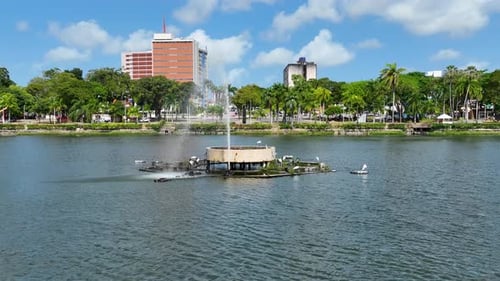 Paisagem urbana da famosa lagoa na cidade de João Pessoa, no nordeste do Brasil.