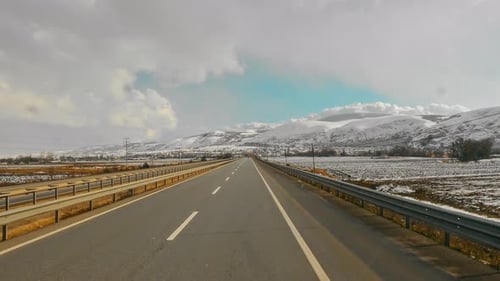 Autobahn mit schneebedeckten Bergen in 4K