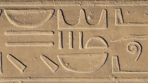 Gros plan des hiéroglyphes égyptiens dans le temple de Louxor, Thèbes, Égypte antique