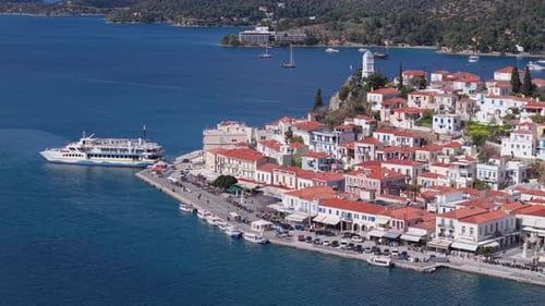 En orbite autour de la tour de l'horloge traditionnelle de Poros avec un paysage unique