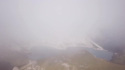 Vol de Drone brumeux dans les Alpes, le lac Lünersee en Autriche, Vorarlberg