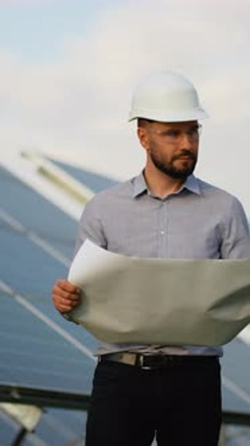 Solaringenieur untersucht Bauplan eines Photovoltaik-Kraftwerks