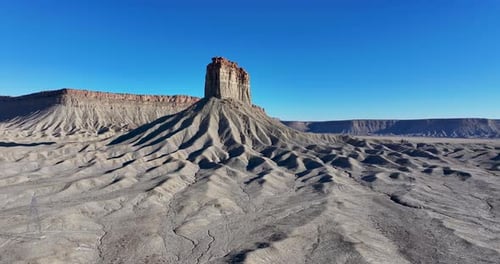 Un Drone surnaturel et grand angle filmé à l'approche d'un pilier rocheux monolithique isolé connu sous le nom de Chimne