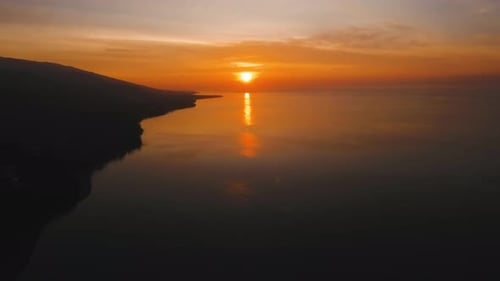 Silent Symphony: Die beruhigende Schönheit eines Waldes bei Sonnenuntergang einfangen